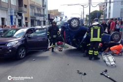 Auto si ribalta in città, paura per un anziano - Corriere Salentino