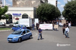 Protesta shock dei lavoratori ex Bat dopo il suicidio del collega - Corriere Salentino