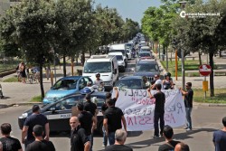 Protesta shock dei lavoratori ex Bat dopo il suicidio del collega - Corriere Salentino