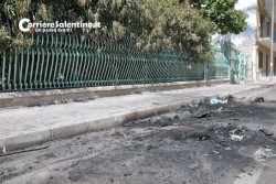 Incendio distrugge auto e ne danneggia un’altra, paura a Lecce - Corriere Salentino