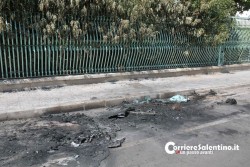 Incendio distrugge auto e ne danneggia un’altra, paura a Lecce - Corriere Salentino