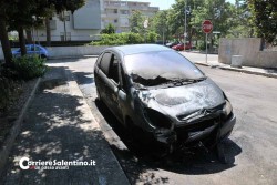 Cosparge auto di benzina e poi innesca l'incendio: caccia al piromane mattiniero - Corriere Salentino
