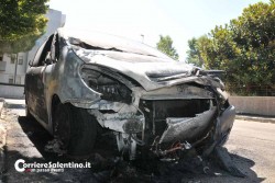 Cosparge auto di benzina e poi innesca l'incendio: caccia al piromane mattiniero - Corriere Salentino