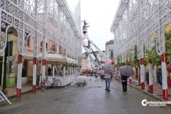 Copertino, maltempo: crolla una torre di luminarie della Festa Patronale - Corriere Salentino