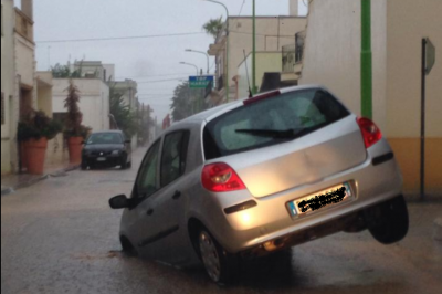 auto incastrata voragine