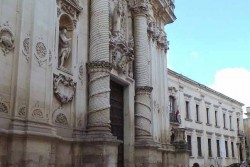 Cadono le foglie d'acanto, ma sono di pietra leccese: la Basilica del Rosario perde pezzi - Corriere Salentino