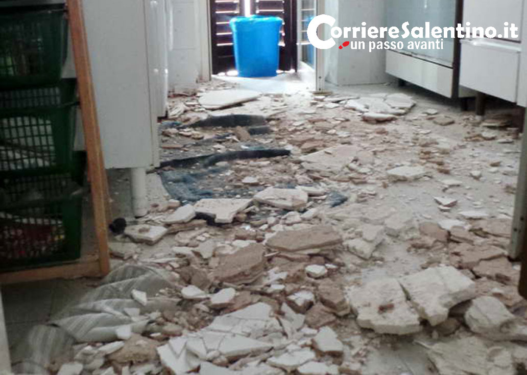 Cede il solaio, paura all’ora di pranzo in una palazzina a Gallipoli: feriti padre e figlia