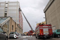 Cadono lastre dall'Hotel, danneggiate quattro vetture in città. A Squinzano un fulmine colpisce deposito - Corriere Salentino