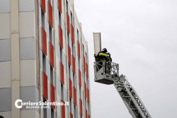 Cadono lastre dall'Hotel, danneggiate quattro vetture in città. A Squinzano un fulmine colpisce deposito - Corriere Salentino