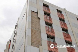 Cadono lastre dall'Hotel, danneggiate quattro vetture in città. A Squinzano un fulmine colpisce deposito - Corriere Salentino