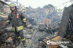 Fiamme distruggono camper ed abitazione, paura a Leuca: sette famiglie evacuate - Corriere Salentino