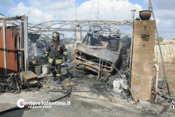 Fiamme distruggono camper ed abitazione, paura a Leuca: sette famiglie evacuate - Corriere Salentino