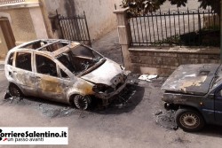 Fiamme nella notte a Presicce, distrutte due auto - Corriere Salentino