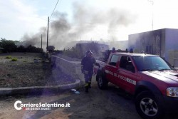 Fiamme distruggono camper ed abitazione, paura a Leuca: sette famiglie evacuate - Corriere Salentino