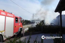 Fiamme distruggono camper ed abitazione, paura a Leuca: sette famiglie evacuate - Corriere Salentino