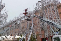 Copertino, maltempo: crolla una torre di luminarie della Festa Patronale - Corriere Salentino