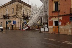 Copertino, maltempo: crolla una torre di luminarie della Festa Patronale - Corriere Salentino