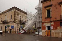 Copertino, maltempo: crolla una torre di luminarie della Festa Patronale - Corriere Salentino