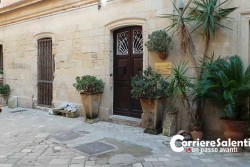 Terrore nel B&b, banditi picchiano titolare e fuggono con braccialetto in oro e contanti - Corriere Salentino
