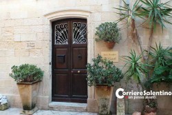 Terrore nel B&b, banditi picchiano titolare e fuggono con braccialetto in oro e contanti - Corriere Salentino