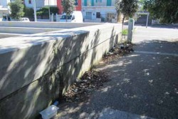 Dantes: "Piazzetta Via Vecchia S.Pietro in Lama: una zona verde attrezzata ma sporca. Un bel biglietto da visita?" - Corriere Salentino