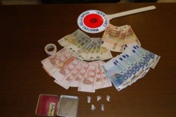 Viavai di assuntori dall'abitazione del pusher. Fermato, tenta di gettare la droga: arrestato - Corriere Salentino