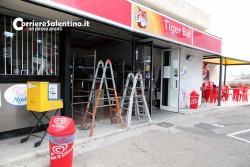 Auto in retromarcia contro la vetrata dell'area di servizio per rubare le slot: il "colpo" in appena 30 secondi - Corriere Salentino