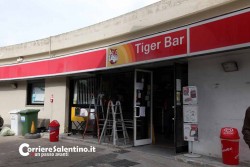 Auto in retromarcia contro la vetrata dell'area di servizio per rubare le slot: il "colpo" in appena 30 secondi - Corriere Salentino
