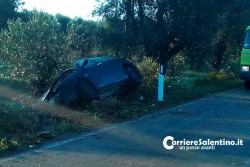 Tremendo schianto tra auto e trattore sulla provinciale: mezzi distrutti, due feriti in ospedale - Corriere Salentino