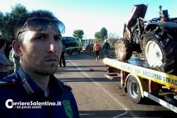 Tremendo schianto tra auto e trattore sulla provinciale: mezzi distrutti, due feriti in ospedale - Corriere Salentino