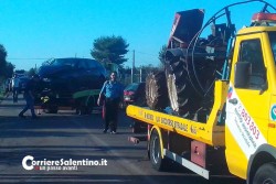 Tremendo schianto tra auto e trattore sulla provinciale: mezzi distrutti, due feriti in ospedale - Corriere Salentino