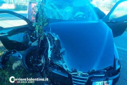 Tremendo schianto tra auto e trattore sulla provinciale: mezzi distrutti, due feriti in ospedale - Corriere Salentino