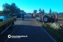 Tremendo schianto tra auto e trattore sulla provinciale: mezzi distrutti, due feriti in ospedale - Corriere Salentino