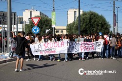 Scuola: centinaia gli studenti in piazza a Lecce contro la riforma - Corriere Salentino
