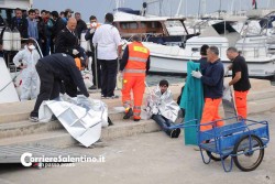 Rischiano di annegare, ventidue migranti salvati dalla guardia costiera - Corriere Salentino