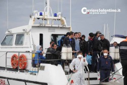 Rischiano di annegare, ventidue migranti salvati dalla guardia costiera - Corriere Salentino