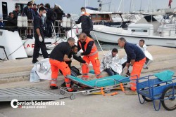Rischiano di annegare, ventidue migranti salvati dalla guardia costiera - Corriere Salentino
