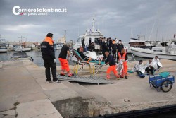 Rischiano di annegare, ventidue migranti salvati dalla guardia costiera - Corriere Salentino