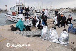 Rischiano di annegare, ventidue migranti salvati dalla guardia costiera - Corriere Salentino