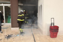 Raid con pistola e molotov in un negozio di detersivi: sparano ed appiccano incendio in pieno giorno - Corriere Salentino