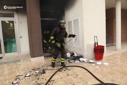 Raid con pistola e molotov in un negozio di detersivi: sparano ed appiccano incendio in pieno giorno - Corriere Salentino