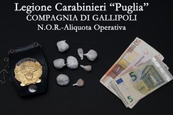 Spacciava eroina sul lungomare di Gallipoli, la droga nascosta in un muretto: arrestato 56enne - Corriere Salentino