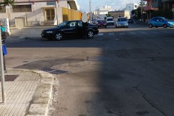 Agente della municipale accompagna la figlia a scuola e la macchina blocca l'incrocio: ecco le foto - Corriere Salentino