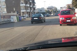 Agente della municipale accompagna la figlia a scuola e la macchina blocca l'incrocio: ecco le foto - Corriere Salentino