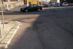 Agente della municipale accompagna la figlia a scuola e la macchina blocca l'incrocio: ecco le foto - Corriere Salentino