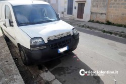 Sbanda e si schianta contro le auto in sosta: una vettura distrutta, gravi danni per altre tre - Corriere Salentino