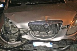 Sbanda e si schianta contro le auto in sosta: una vettura distrutta, gravi danni per altre tre - Corriere Salentino