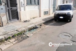 Sbanda e si schianta contro le auto in sosta: una vettura distrutta, gravi danni per altre tre - Corriere Salentino
