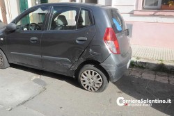 Sbanda e si schianta contro le auto in sosta: una vettura distrutta, gravi danni per altre tre - Corriere Salentino