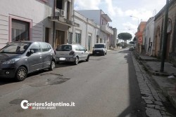 Sbanda e si schianta contro le auto in sosta: una vettura distrutta, gravi danni per altre tre - Corriere Salentino